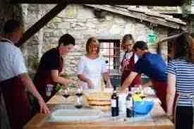 Ospiti di un corso di cucina privato nella campagna toscana