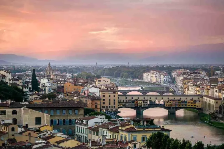 Il panorama di Firenze al tramonto con il Ponte Vecchio