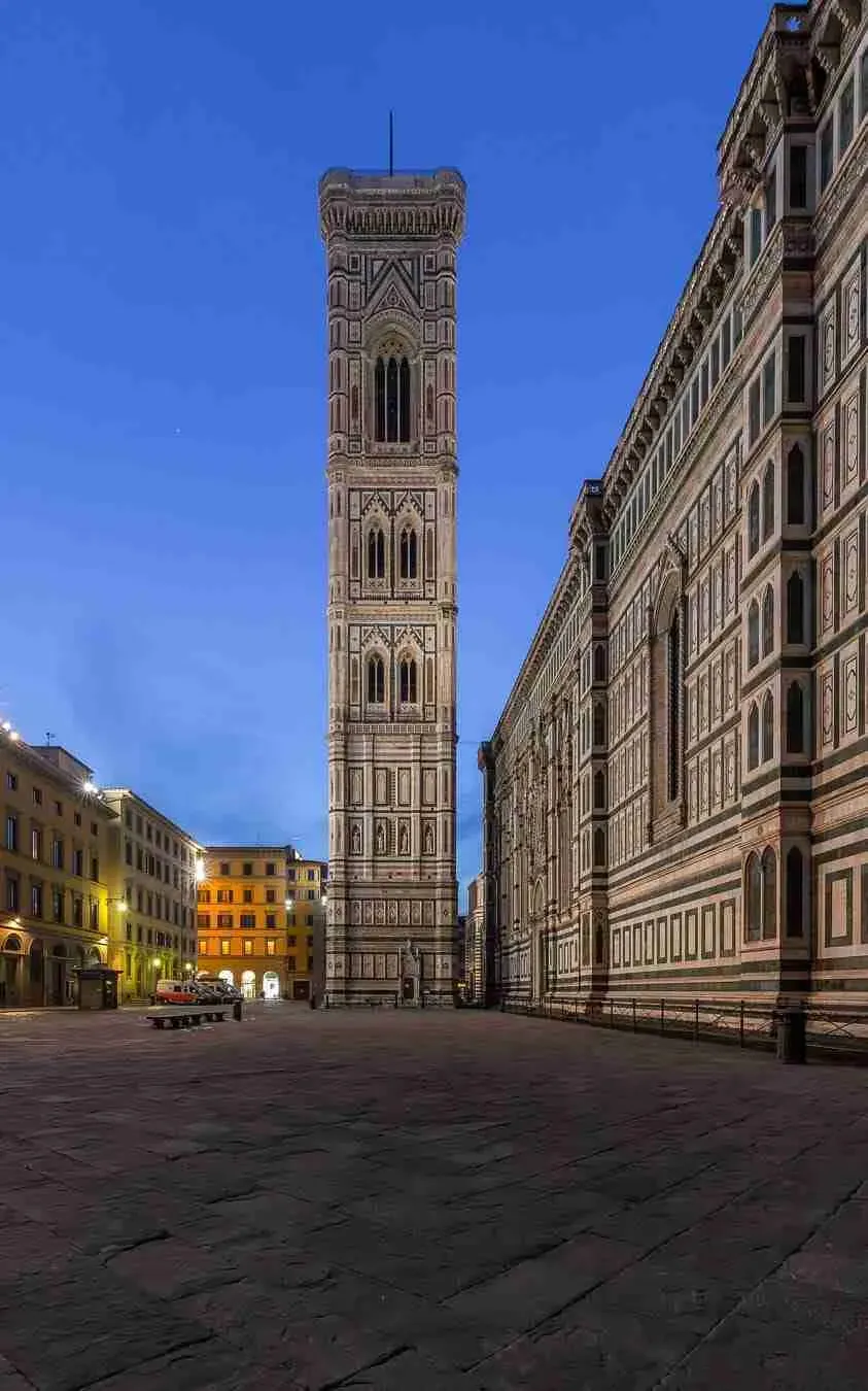 Il campanile di Giotto accanto al Duomo di Firenze