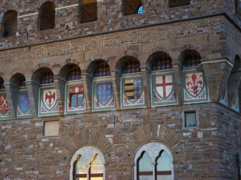 Stemmi araldici sulla facciata di Palazzo Vecchio, Firenze
