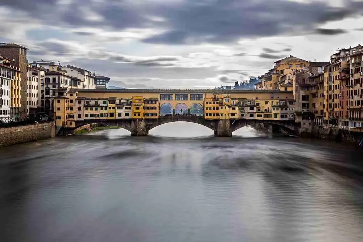 Il Ponte Vecchio sul fiume Arno a Firenze