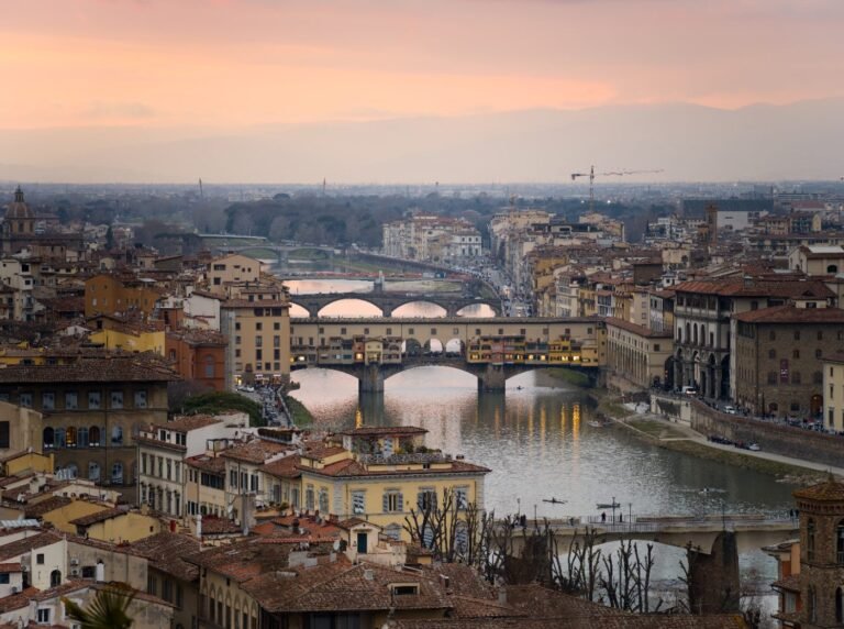 Il Ponte Vecchio al tramonto visto dall'Arno, Firenze