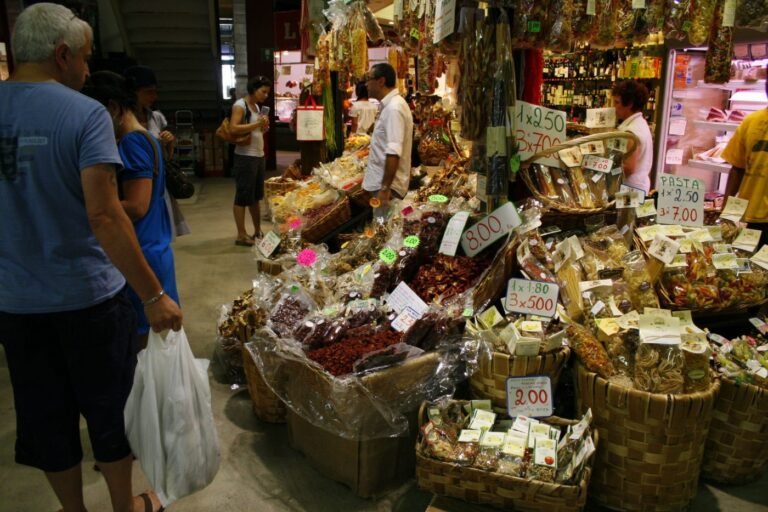 Le bancarelle del Mercato di San Lorenzo vicino al Mercato Centrale, Firenze