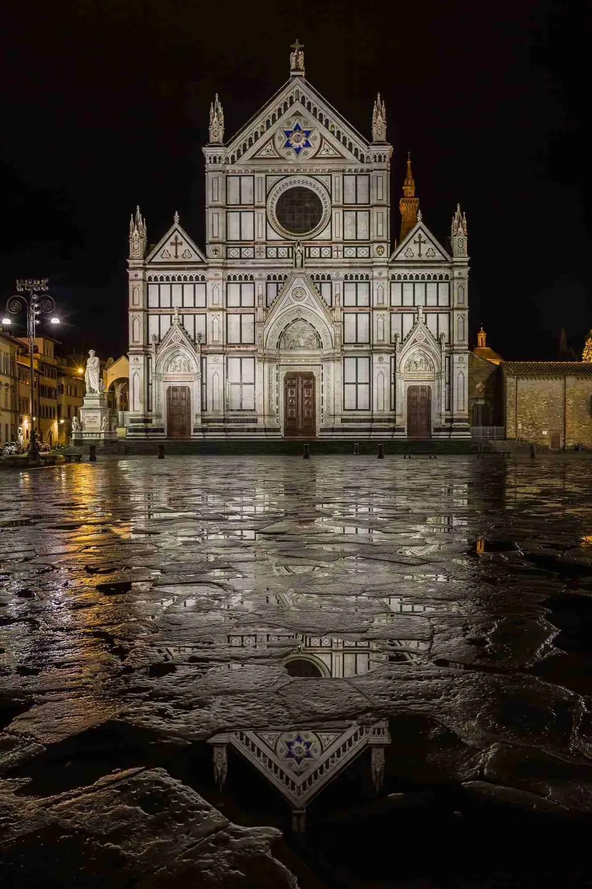 La basilica di Santa Croce a Firenze di notte