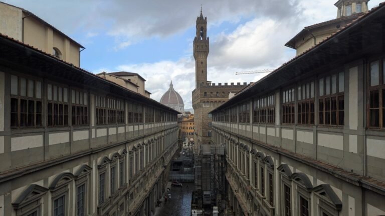 Piazzale degli Uffizi e l’esterno della Galleria degli Uffizi a Firenze
